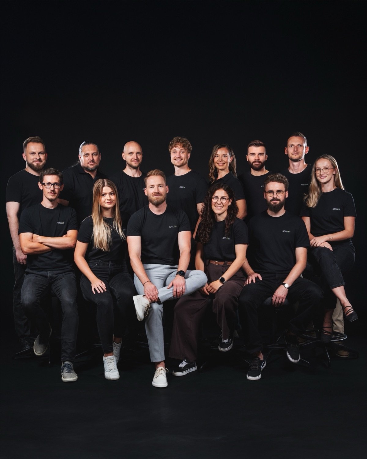 Tým Atelier 3 na společné fotografii